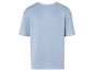 Un t-shirt rayé bleu clair.