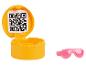 Récipient jaune avec code QR et lunettes de soleil roses