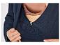 Gros plan d'un chemisier bleu foncé avec un bouton et un soutien-gorge marron visible.