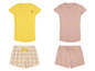 Deux ensembles de pyjamas, l'un avec des chemises jaunes et des shorts à carreaux, l'autre avec des chemises à imprimé bananes et des shorts à imprimé bananes.