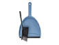 Pelle et balayette bleues pour le nettoyage.