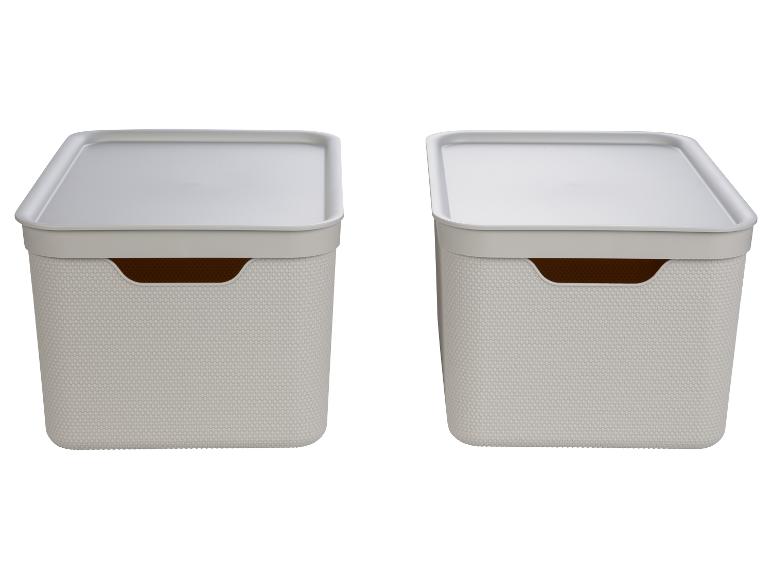 Deux boîtes de rangement en plastique blanches avec couvercles.