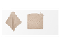 Deux serviettes de bain pour bébé couleur beige avec des motifs d'animaux.