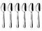 Six cuillères de table argentées et brillantes alignées sur un fond blanc.