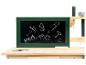 Un établi en bois pour enfant avec un tableau noir et des dessins d'outils.