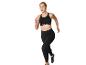 Femme courant vêtue d'un legging et d'un soutien-gorge Crivit noirs.