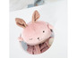 Un lapin en peluche rose dans un panier blanc avec un intérieur en filet.
