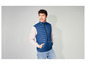 Un homme portant un gilet matelassé bleu.