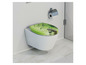 Une toilette avec un siège vert avec des feuilles et des pierres