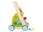 Un chariot en bois d'apprentissage de la marche avec des jouets et des blocs de construction.