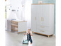 Chambre de bébé avec berceau blanc, armoire et un enfant poussant un trotteur.
