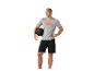 Homme en t-shirt et short tenant un ballon de médecine.