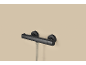 Mitigeur thermostatique de douche noir mat monté sur un mur beige