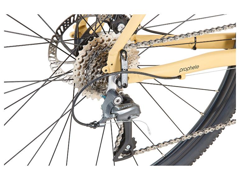 Gros plan de la roue arrière d'un vélo, de la cassette, de la chaîne et du dérailleur Shimano Claris.