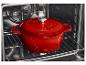 Cocotte en fonte rouge dans un four