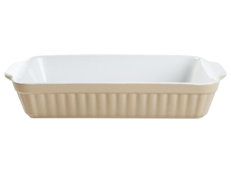 Un plat à four rectangulaire beige avec un intérieur blanc.