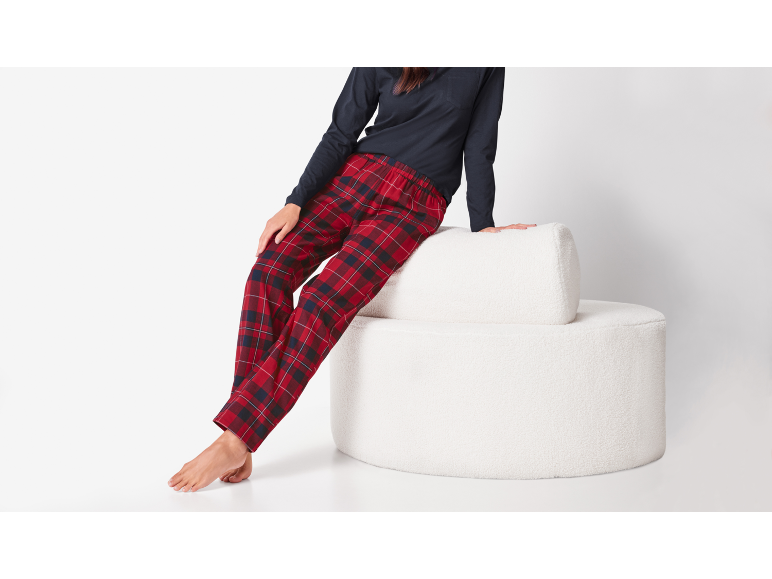 Pyjama femme avec haut à manches longues et pantalon à carreaux rouges et bleus.