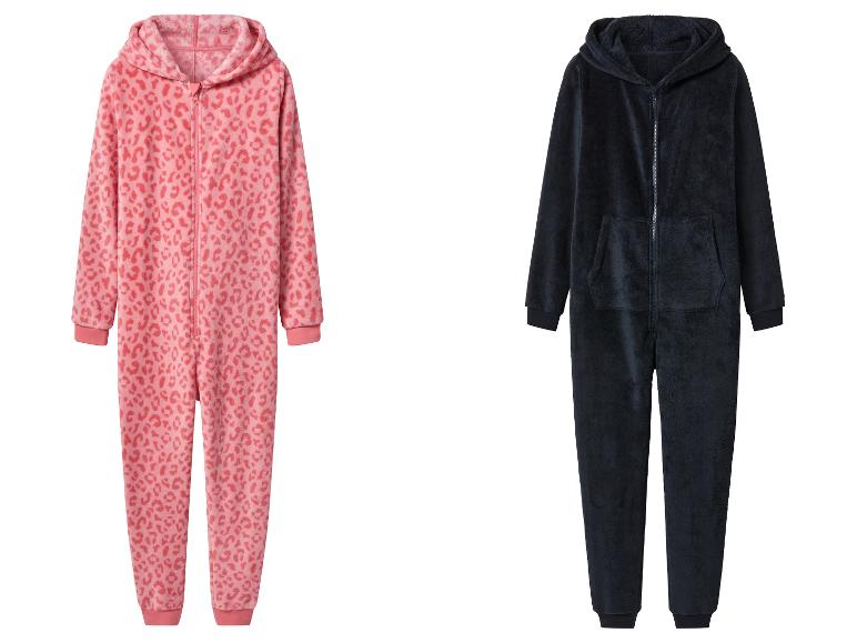 Deux combinaisons en polaire, une rose à imprimé léopard et une bleu marine.