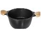 Sauteuse noire avec poignées en bois.