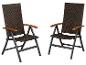 Deux chaises de jardin pliantes en osier marron avec accoudoirs en bois.