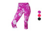Un legging capri rose avec un motif marbré.