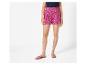 Shorts fleuris roses et tongs : vêtements d'été.
