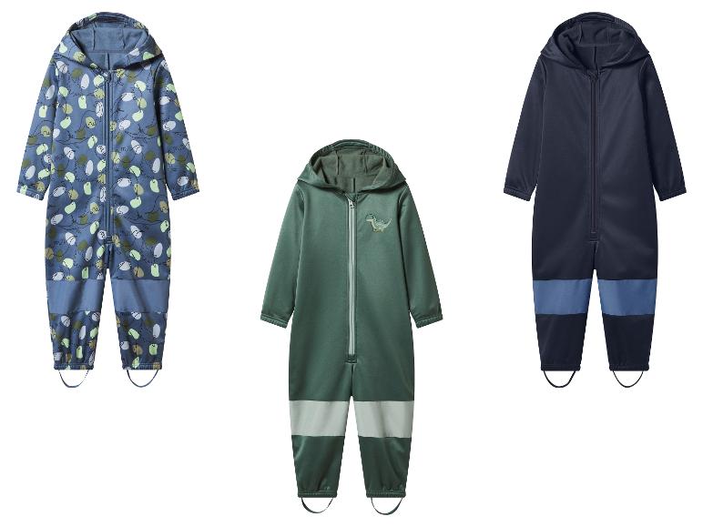 Trois combinaisons de pluie pour enfants: une bleue à imprimé dinosaure, une verte avec un dinosaure et une bleu marine.