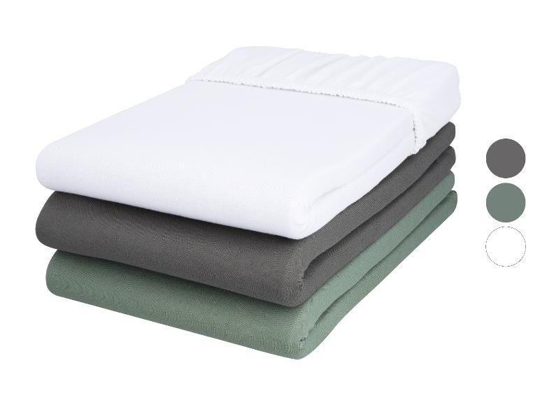 Lot de draps housses en coton blanc, gris foncé et vert clair