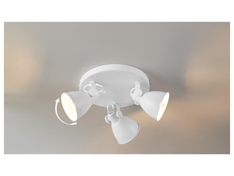 Un luminaire blanc au plafond avec trois lampes orientables.