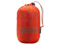 Un hamac moustiquaire Grand Canyon orange, emballé dans un sac.