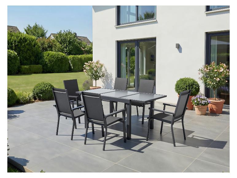 Ensemble de salle à manger d'extérieur avec une table extensible grise et six chaises sur une terrasse.
