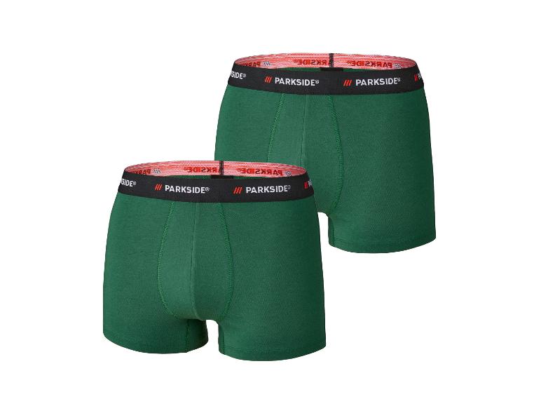 Deux boxers verts Parkside avec une ceinture noire et rouge.