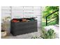 Une boîte de rangement noire avec un couvercle ouvert, remplie d'outils de jardin.