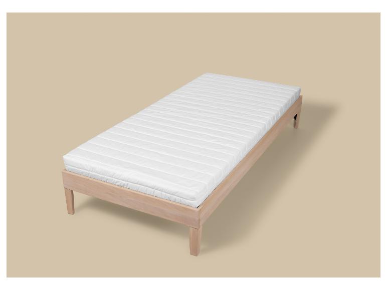 Matelas en mousse confort LIVARNO HOME Easy H2 sur un cadre de lit en bois.