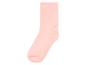 Une chaussette rose sur un fond blanc.