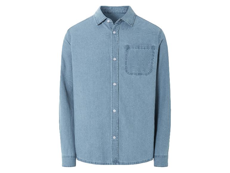Chemise en jean bleu clair à manches longues.