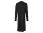 Une longue robe en tricot gris.