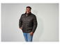 Homme avec une veste matelassée noire et un jean bleu