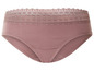 Une culotte rose avec de la dentelle.