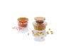 Bocaux en verre avec couvercles en bambou remplis de pâtes, de tomates séchées et de lentilles.