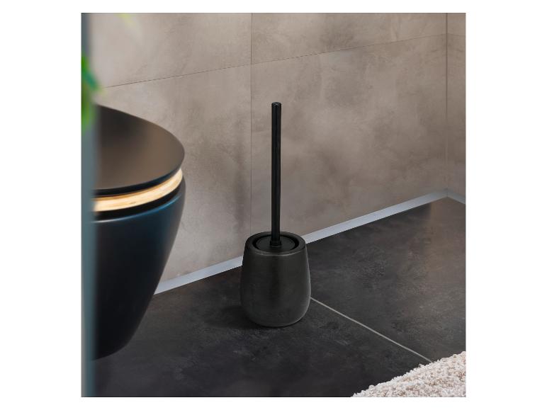 Brosse de toilette noire dans une salle de bain moderne.