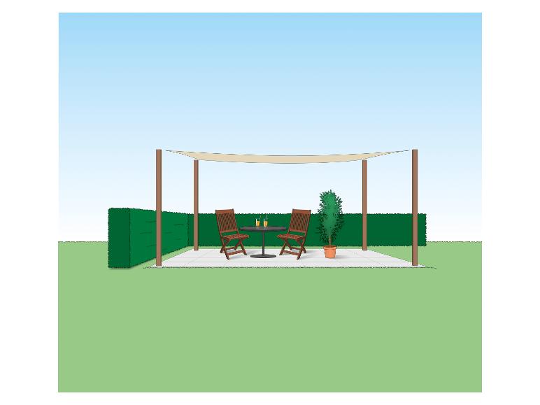 Un patio avec une table, deux chaises, une plante en pot et une voile d'ombrage, entouré d'une haie.