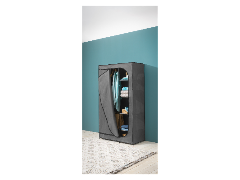 Armoire portable en tissu gris contenant des vêtements et accessoires.