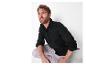 Chemise noire et pantalon beige clair pour homme.