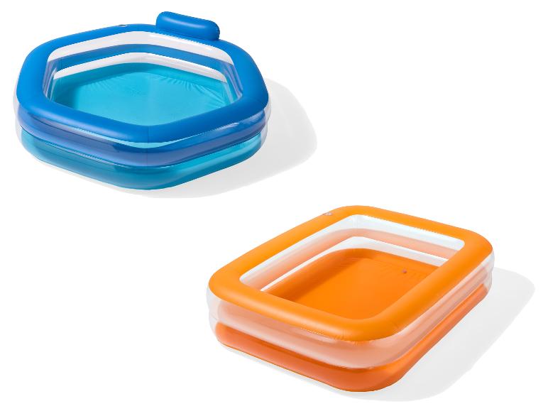 Deux piscines gonflables, une bleue et une orange, sur fond blanc.