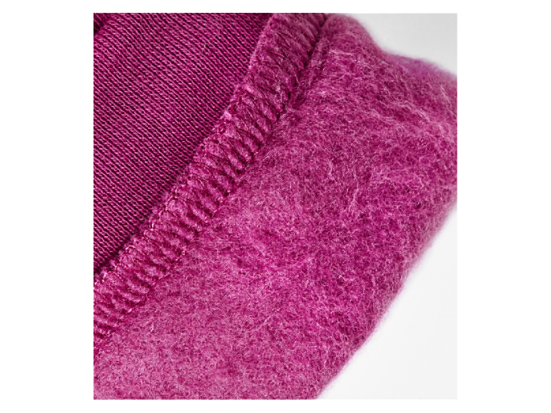 Gros plan sur un pull en maille pourpre foncé.