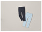 Deux paires de jeans, un bleu foncé et un bleu clair.