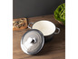 Une casserole en fonte grise avec couvercle de MasterPro sur une table en bois.