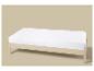 Matelas blanc sur un cadre de lit en bois clair sur fond beige.