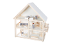 Maison de poupées en bois avec meubles et poupées.